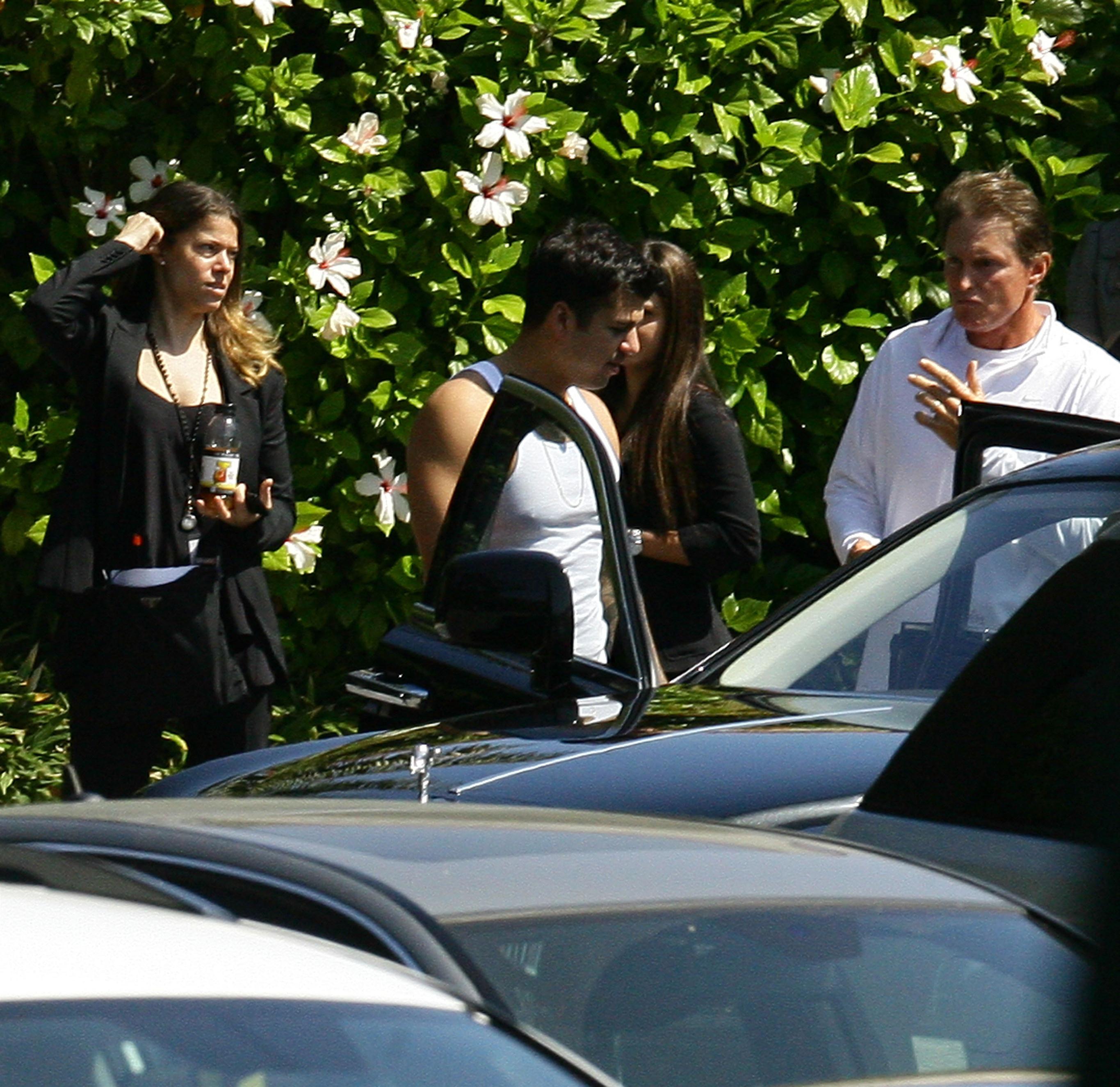 Family and guests arrive at the wedding venue of Kris Humphries and Kim Kardashian pictures | Picture 62566